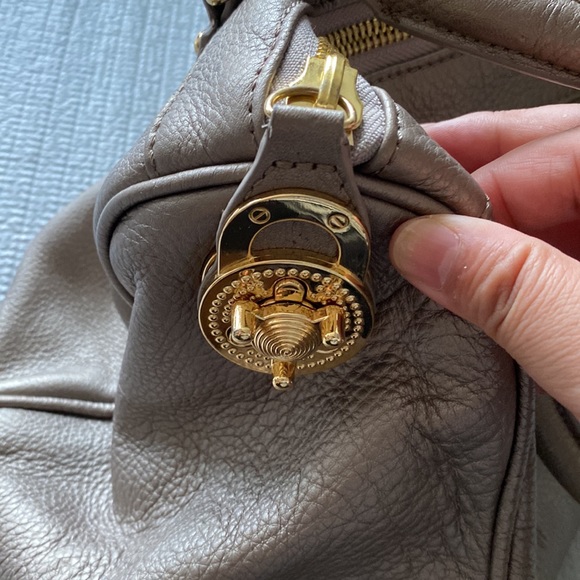 Steve Madden handbag silver tone with fun closure - Picture 4 of 8